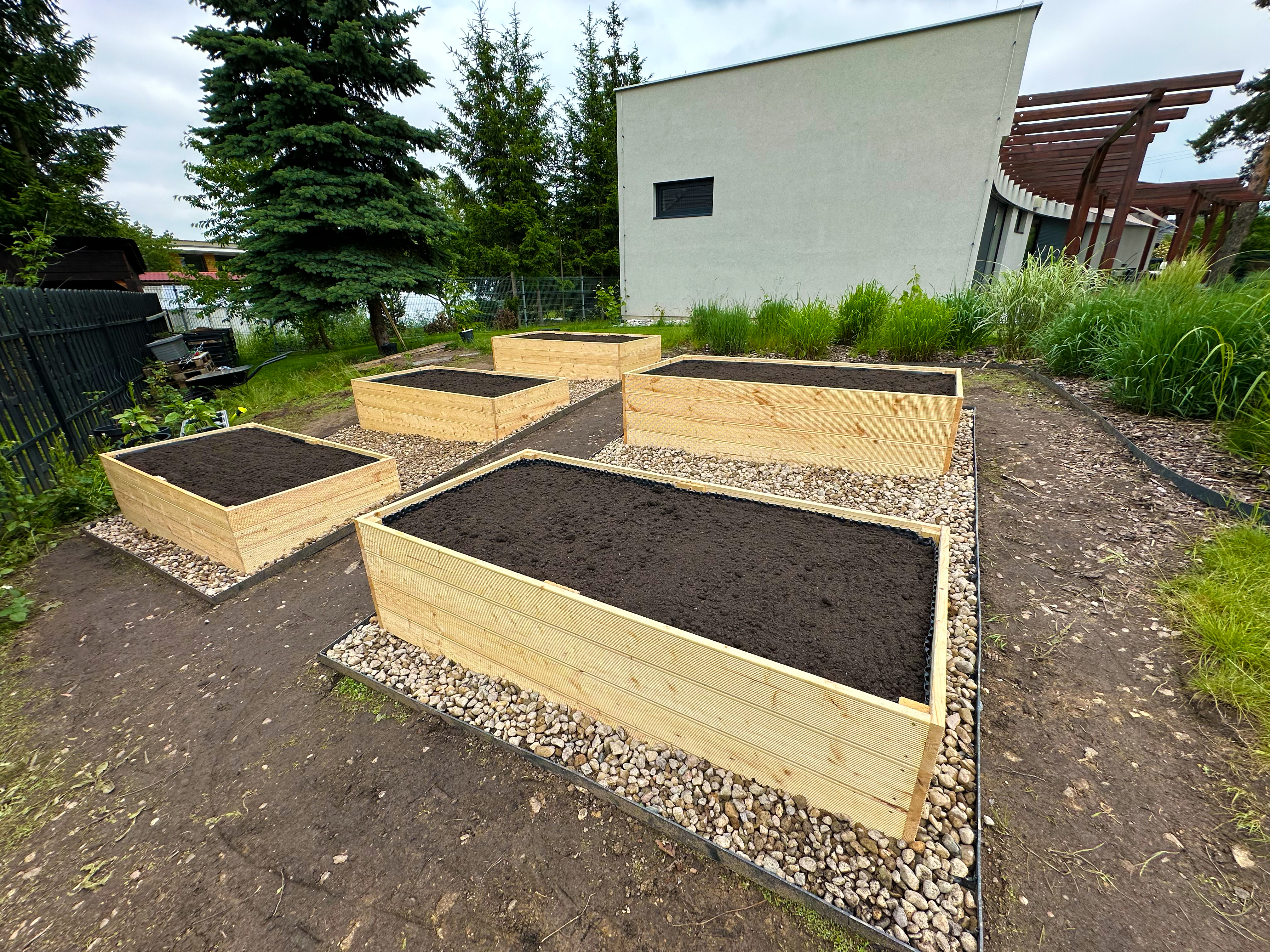 Nové vyvýšené záhony z modřínu po instalaci